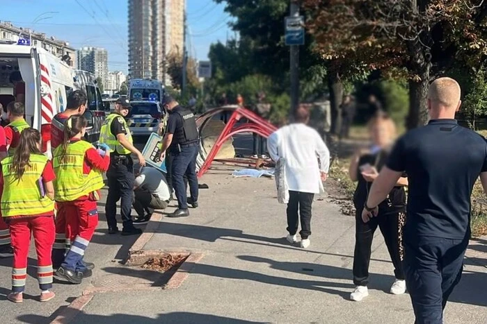 У Солом’янському районі Києва авто влетіло в зупинку з людьми: є загиблі та поранені