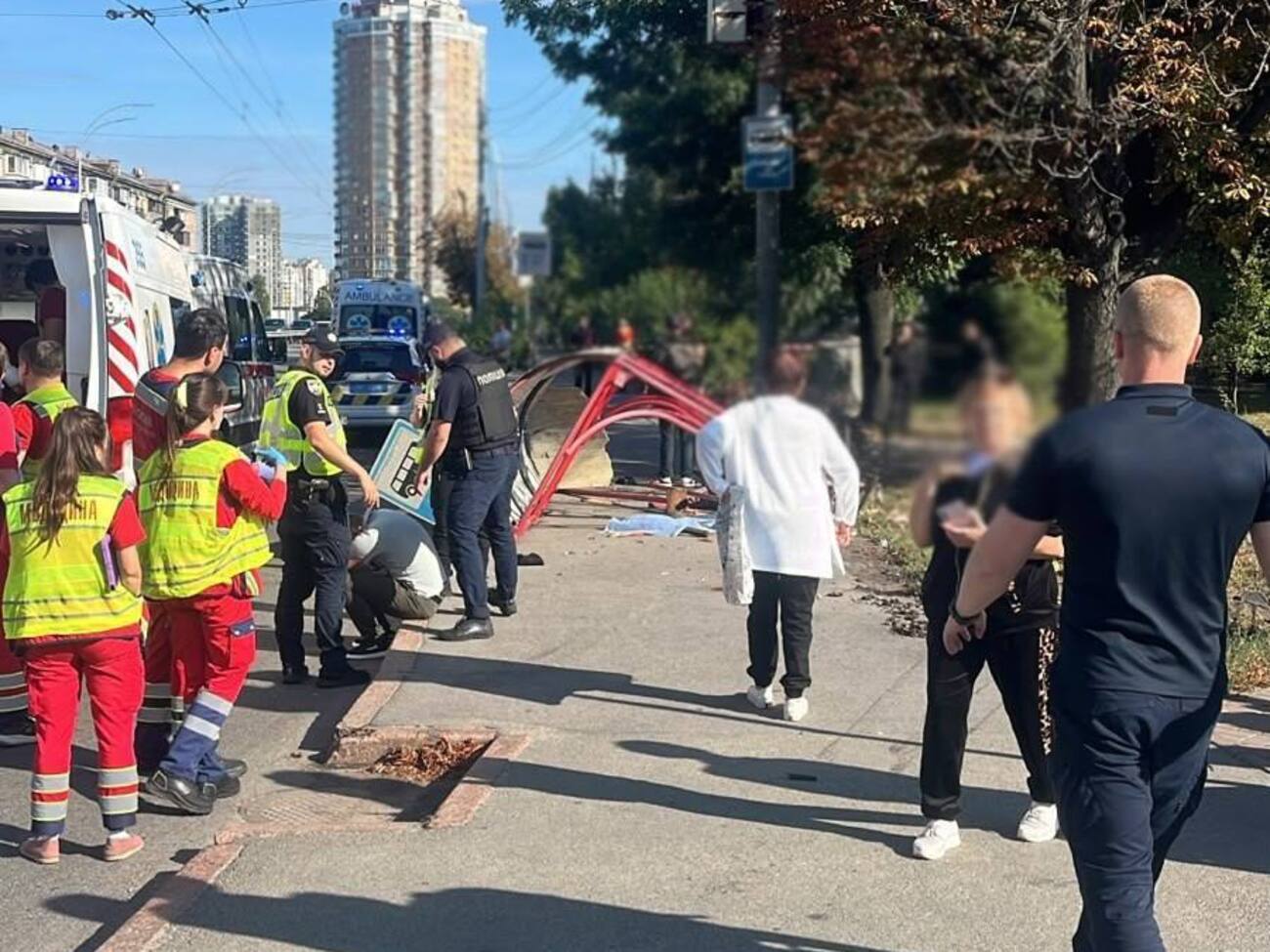 У Києві авто в'їхало в зупинку з людьми. Є загиблі й травмовані