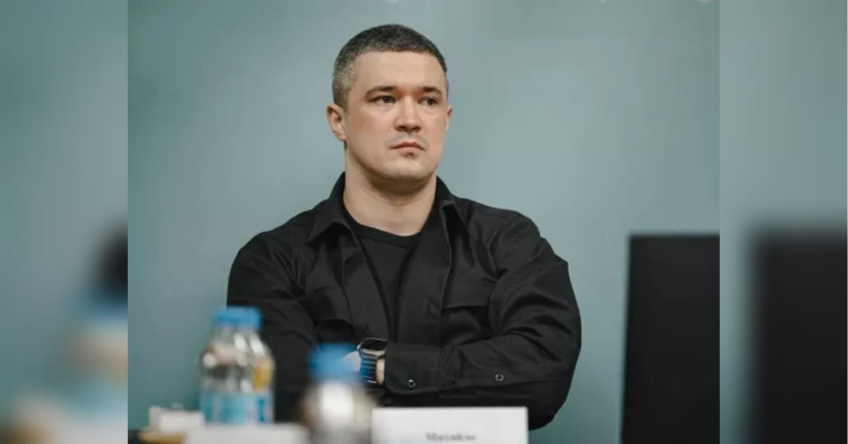 Звільнений міністр оборони закликає до виборів у воєнний час, щоби «затягнути голосування» за Хмару