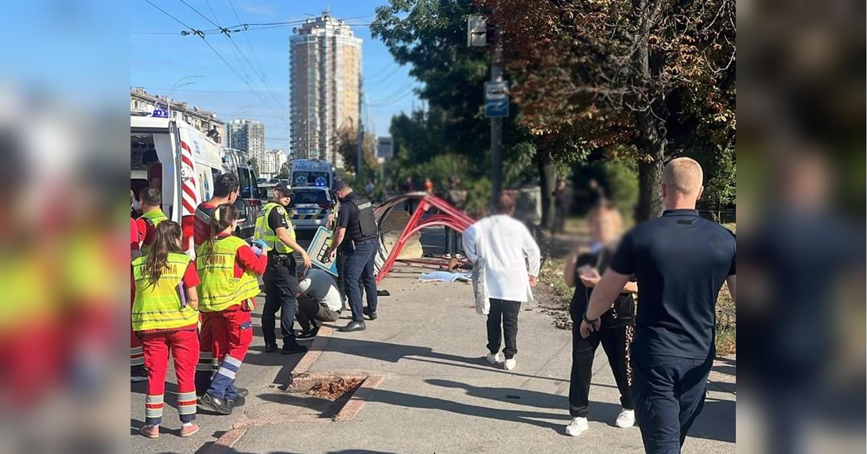 Є загиблі і травмовані: в Києві автівка влетіла в зупинку