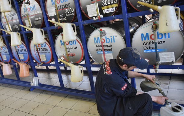 У Росії новий дефіцит: дорожчають і зникають автомобільні оливи