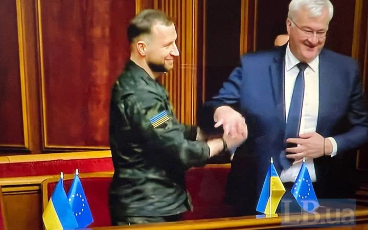 Мітинг з картонками вимога викликати Зеленського і присяга: як Рада призначала Сибігу і Хмару (видео)
