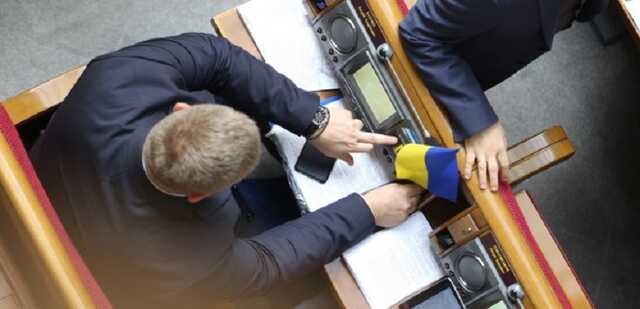 25 народних депутатів пропустили 90% голосувань Верховної Ради за рік – КВУ