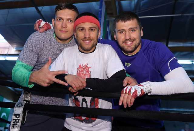 Українські боксери Усик та Гвоздик агітують за фейкового кандидата від «Слуги народу»