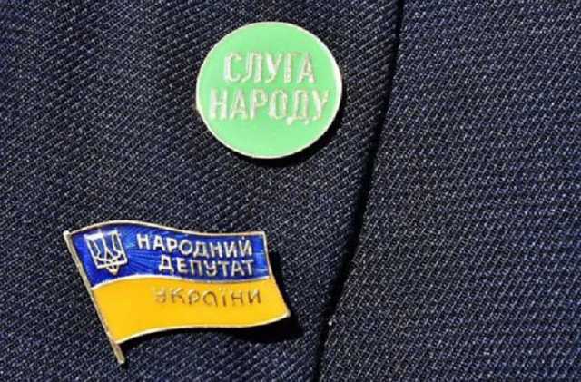 Свої проти своїх: хто зі «слуг народу» оскаржував в КСУ закони партії або укази Зеленського