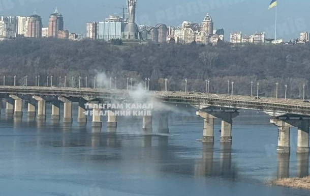 На мосту Патона произошла авария теплосети, часть Киева осталась без тепла