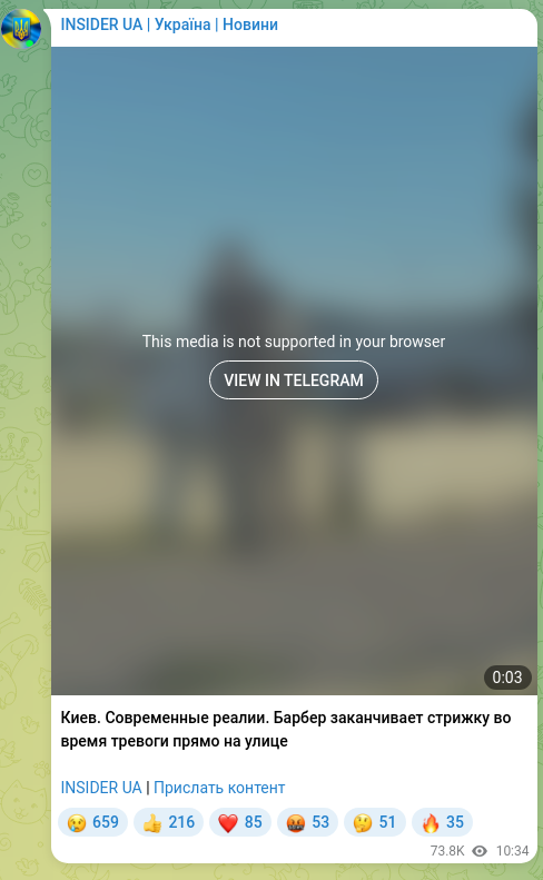 Скріншот Telegram-публікації: Киев. Современные реалии. Барбер заканчивает стрижку во время тревоги прямо на…